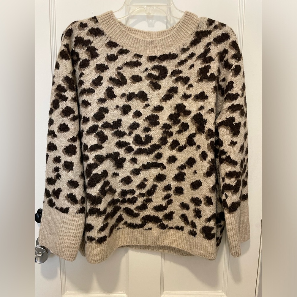 H&M leopard crew neck sweater. Gently worn sizes XL